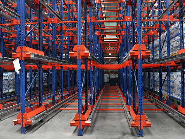 驶入式货架有哪些优点，现在越来越多的人选择贯通货架